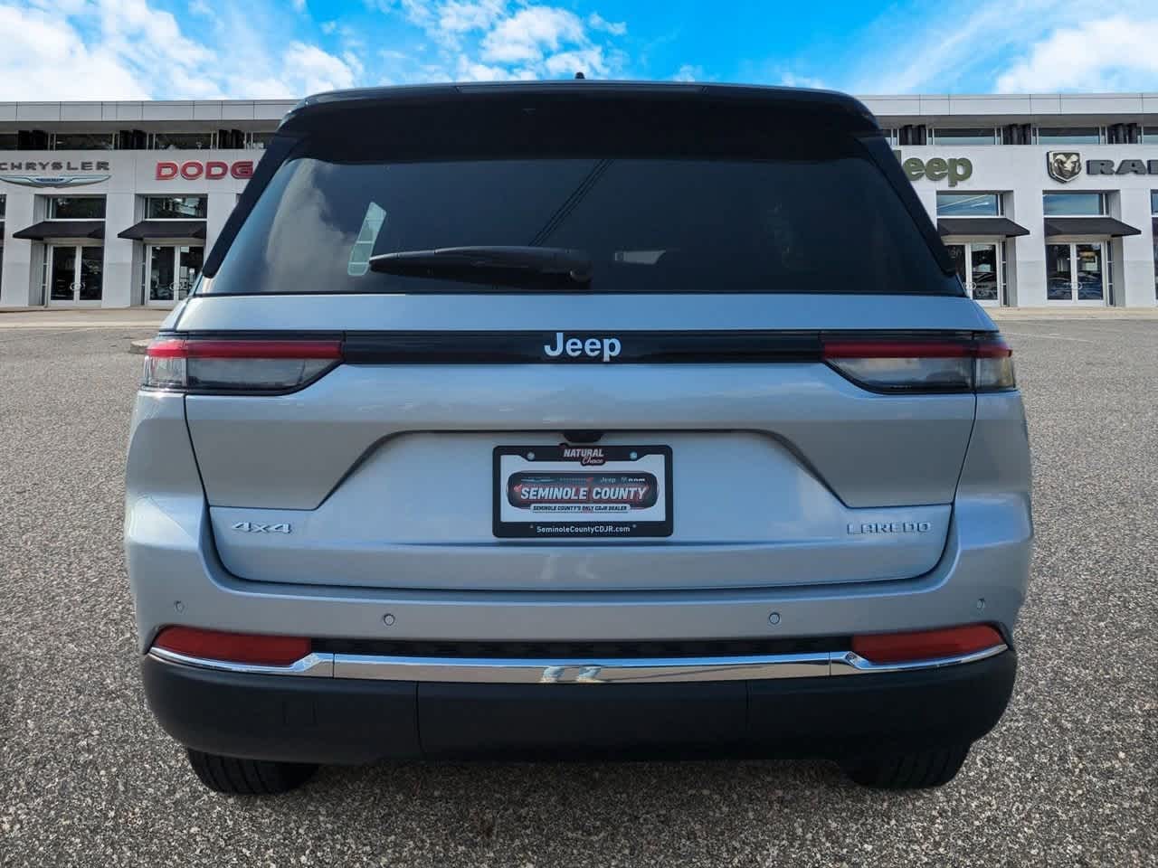 2025 Jeep Grand Cherokee GRAND CHEROKEE LAREDO X 4X4