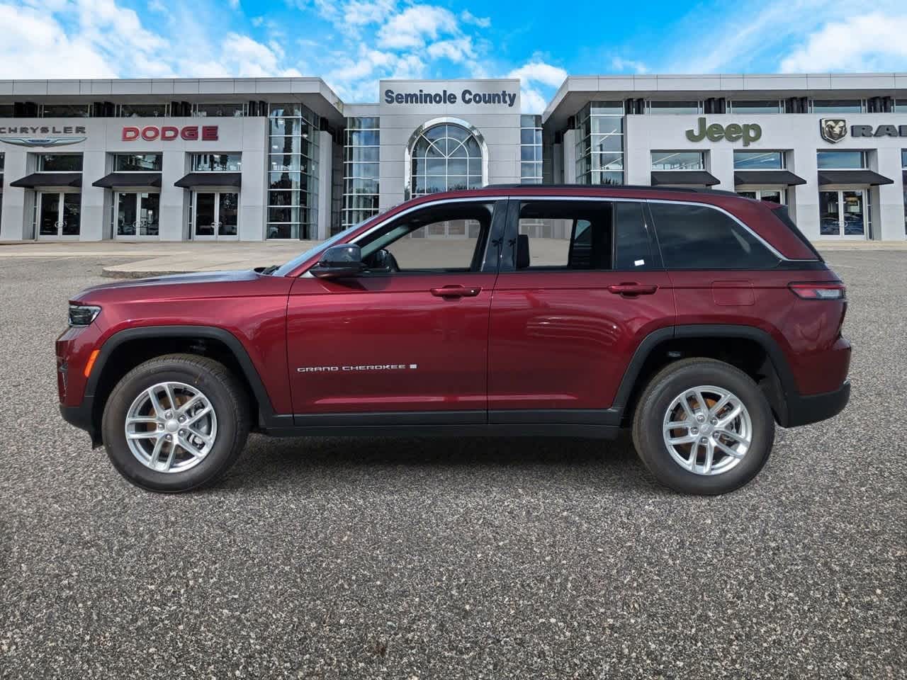 2025 Jeep Grand Cherokee GRAND CHEROKEE LAREDO X 4X4