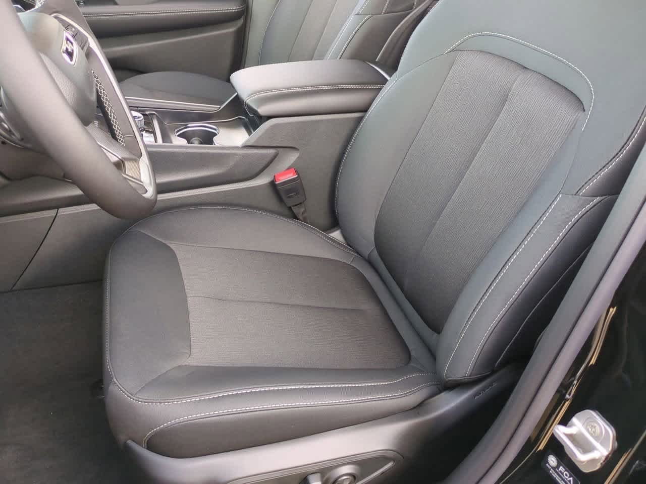 2025 Jeep Grand Cherokee GRAND CHEROKEE LAREDO 4X4