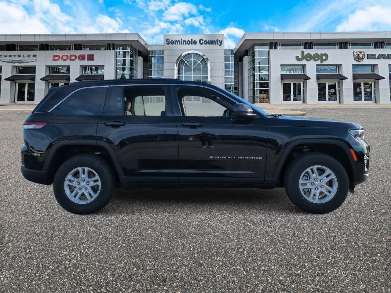 2025 Jeep Grand Cherokee GRAND CHEROKEE LAREDO 4X4