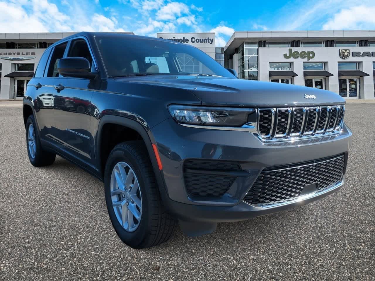 2025 Jeep Grand Cherokee GRAND CHEROKEE LAREDO X 4X4