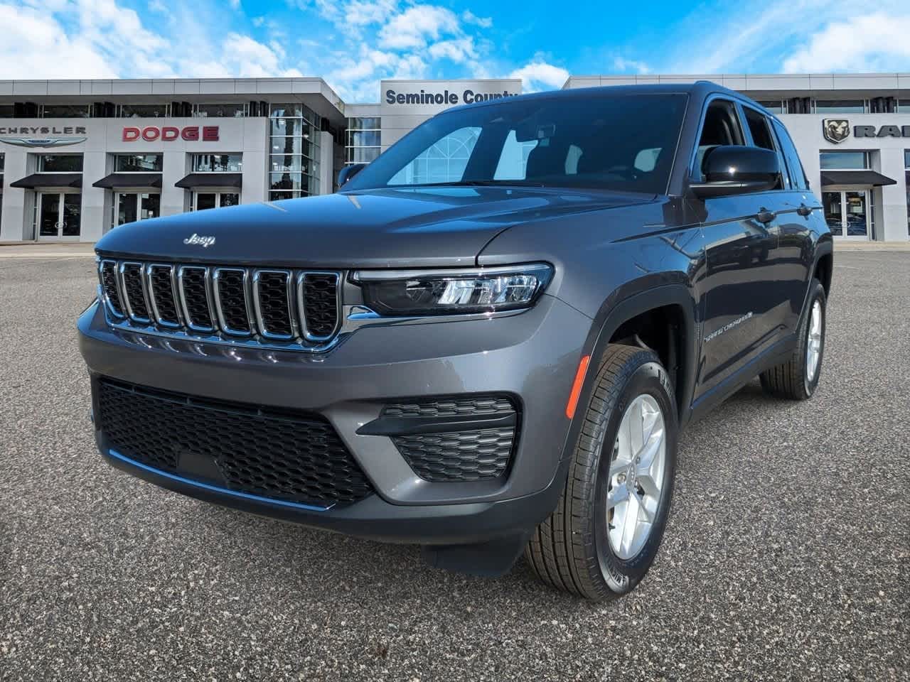 2025 Jeep Grand Cherokee GRAND CHEROKEE LAREDO X 4X4