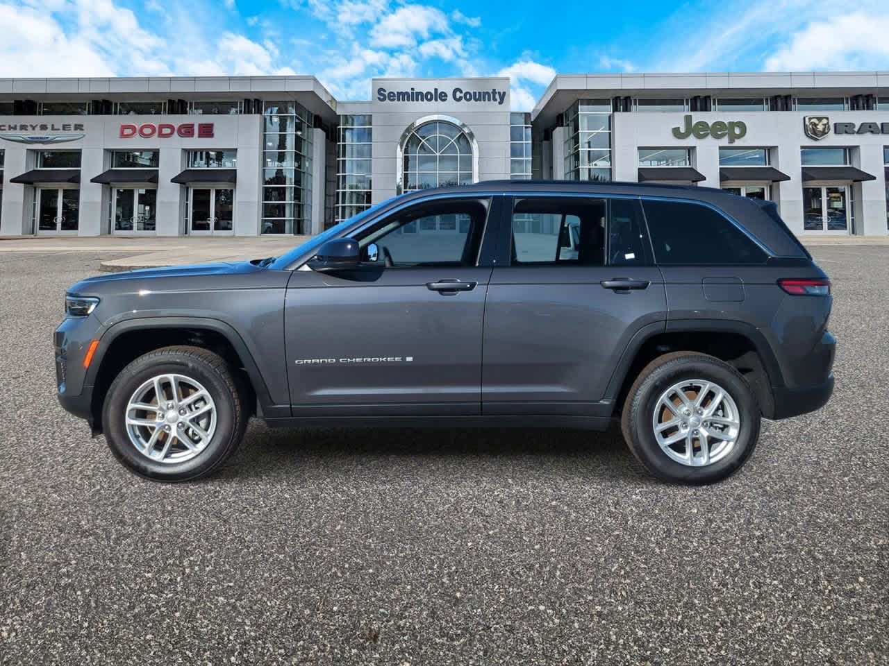 2025 Jeep Grand Cherokee GRAND CHEROKEE LAREDO X 4X4