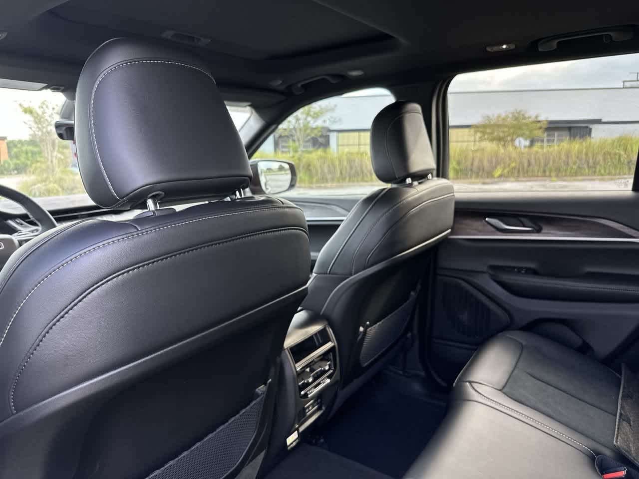 Jeep Grand Cherokee 2027 GRAND CHEROKEE LAREDO ALTITUDE 4X4