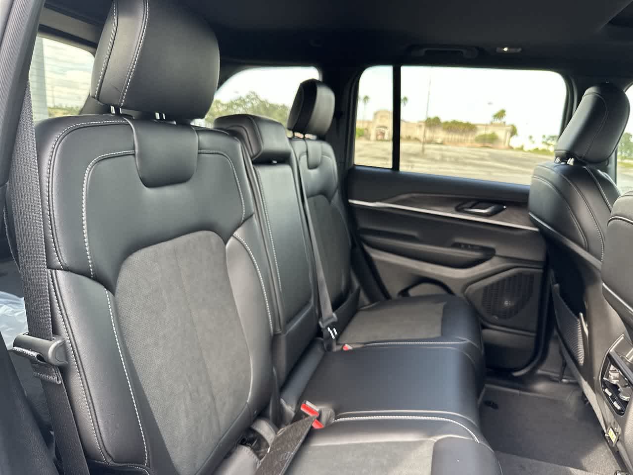 Jeep Grand Cherokee 2027 GRAND CHEROKEE LAREDO ALTITUDE 4X4