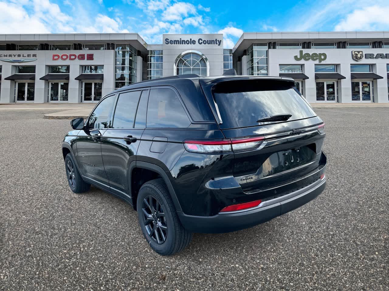 Jeep Grand Cherokee 2027 GRAND CHEROKEE LAREDO ALTITUDE 4X4