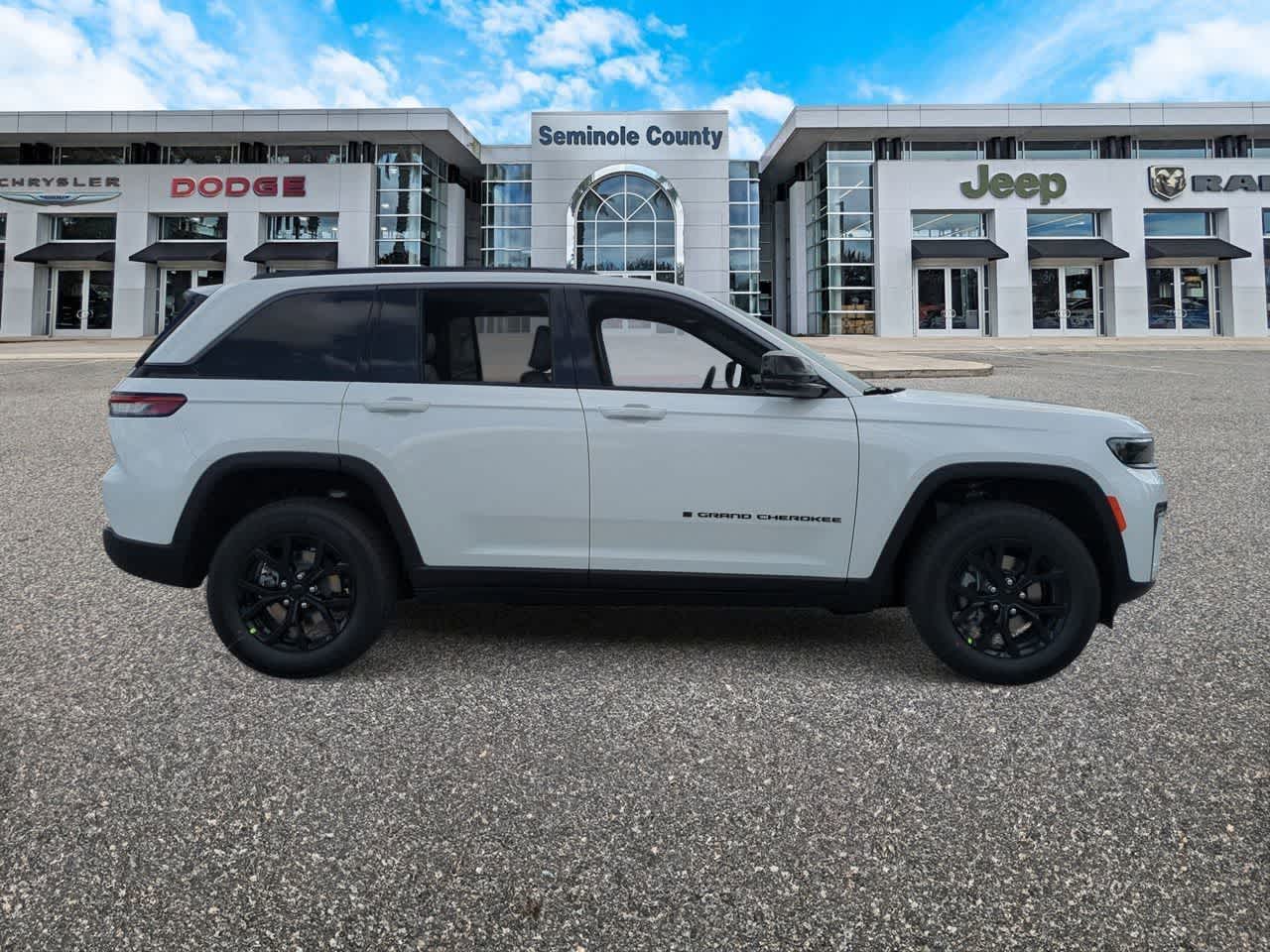 Jeep Grand Cherokee 2026 GRAND CHEROKEE LAREDO ALTITUDE 4X4