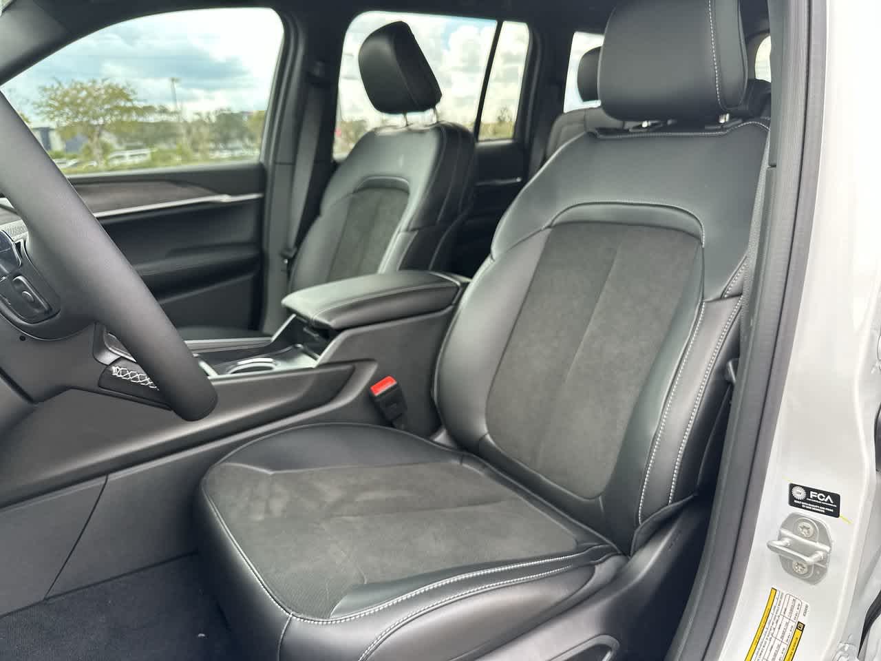 Jeep Grand Cherokee 2027 GRAND CHEROKEE LAREDO ALTITUDE 4X4