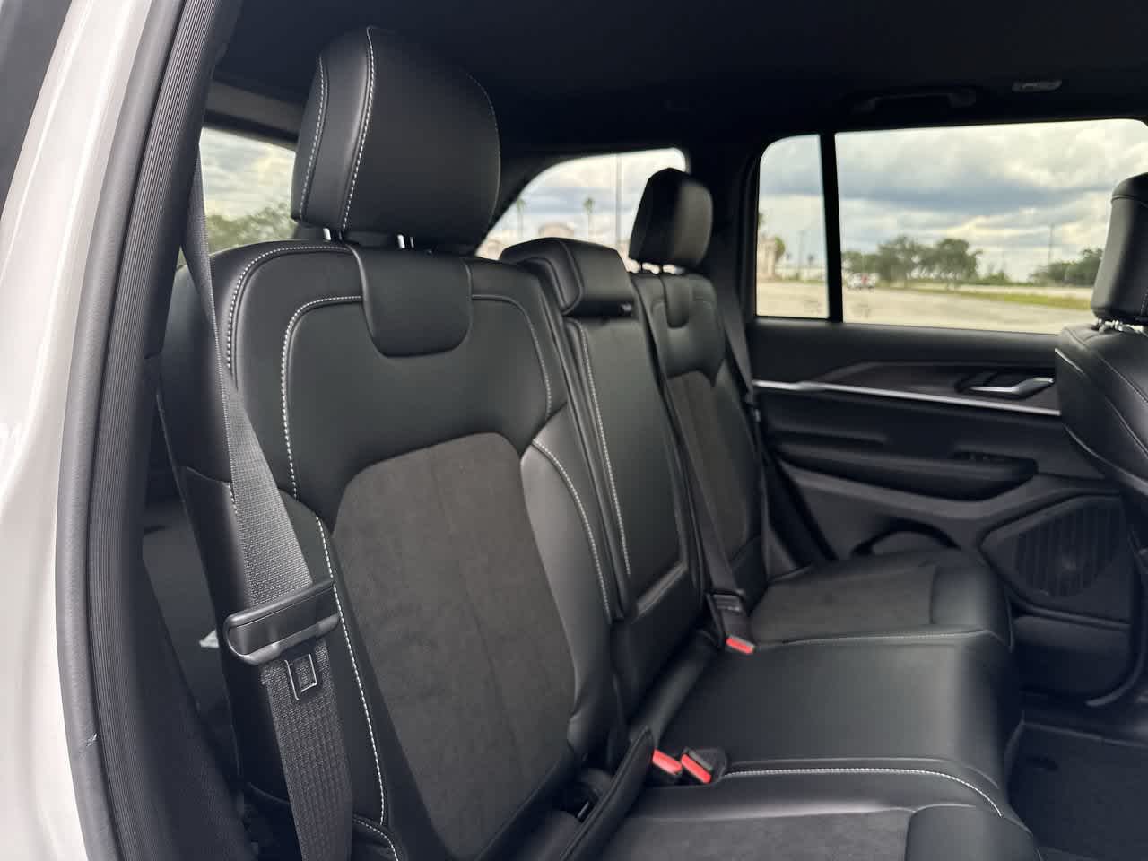 Jeep Grand Cherokee 2027 GRAND CHEROKEE LAREDO ALTITUDE 4X4