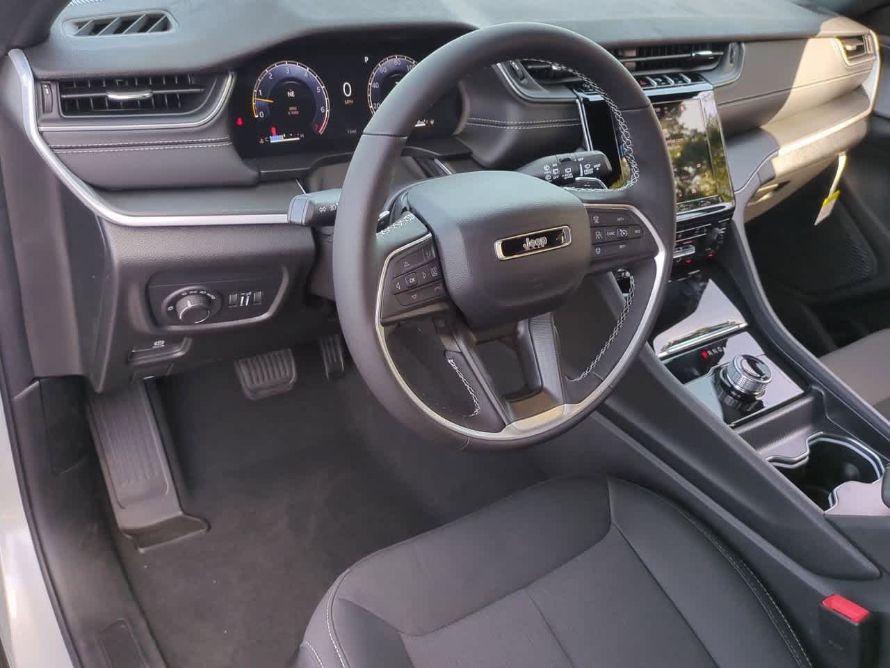 2025 Jeep Grand Cherokee GRAND CHEROKEE L LAREDO X 4X4