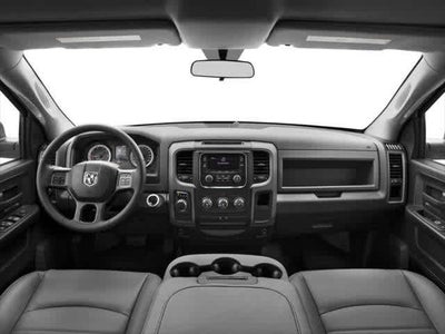 RAM 1500 Express Crew Cab 4x2 de 2017 con caja de 5'7'