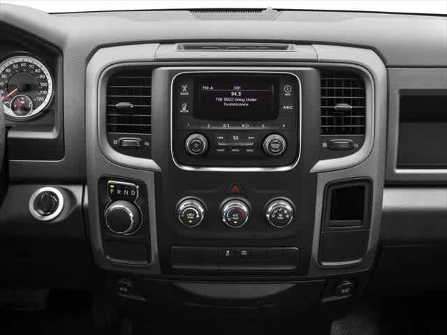 RAM 1500 Express Crew Cab 4x2 de 2017 con caja de 5'7'