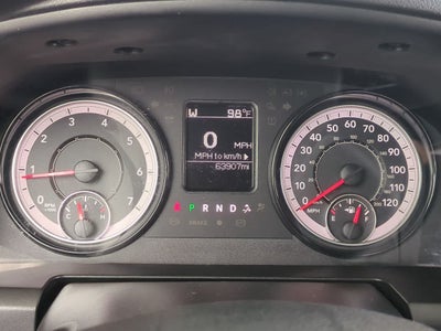 RAM 1500 Classic Warlock de 2024, cabina doble, tracción 4x2 y caja de 1,70 m