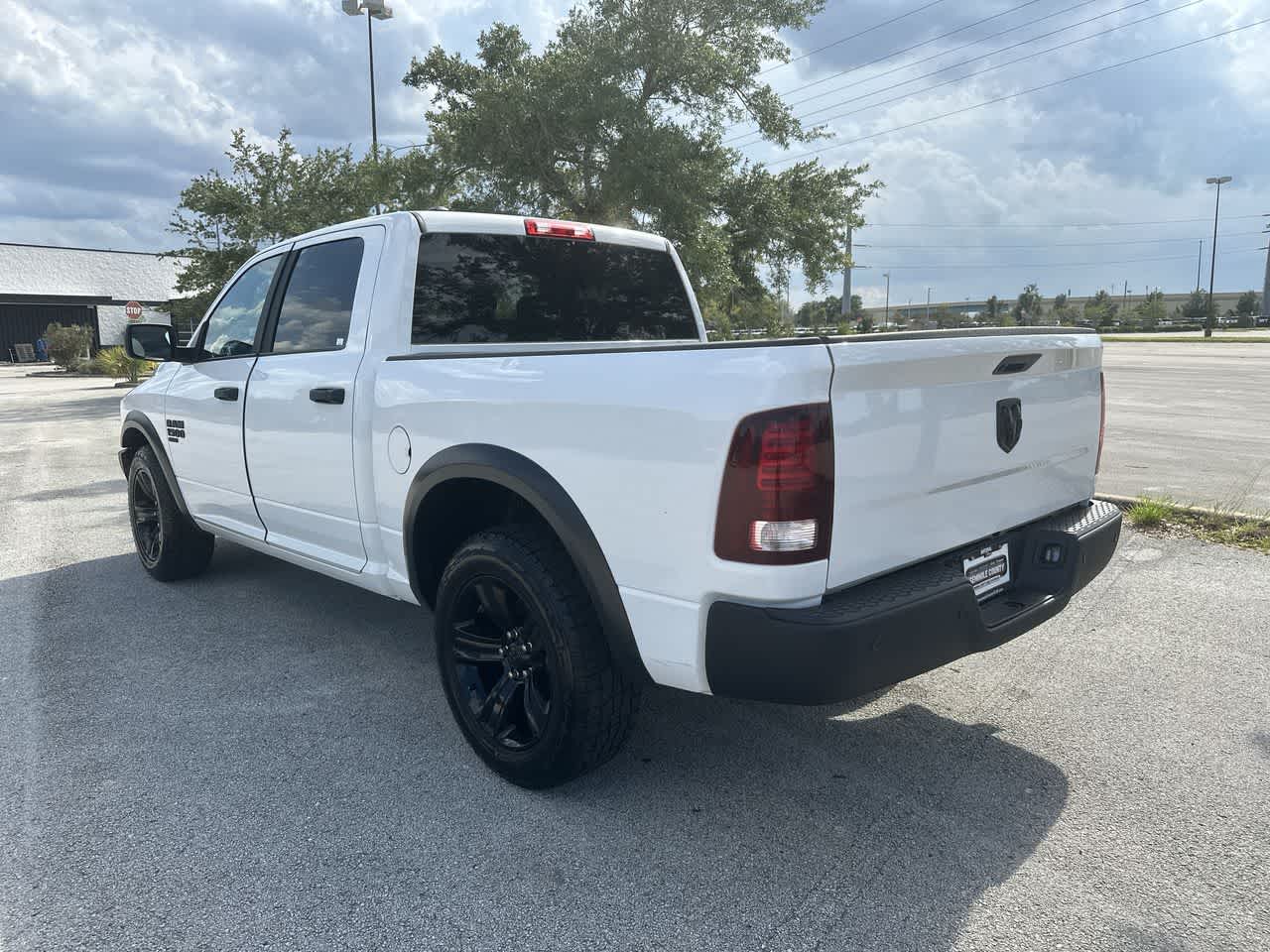 RAM 1500 Classic Warlock de 2024, cabina doble, tracción 4x2 y caja de 1,70 m
