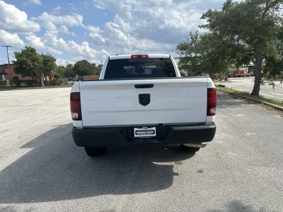 RAM 1500 Classic Warlock de 2024, cabina doble, tracción 4x2 y caja de 1,70 m