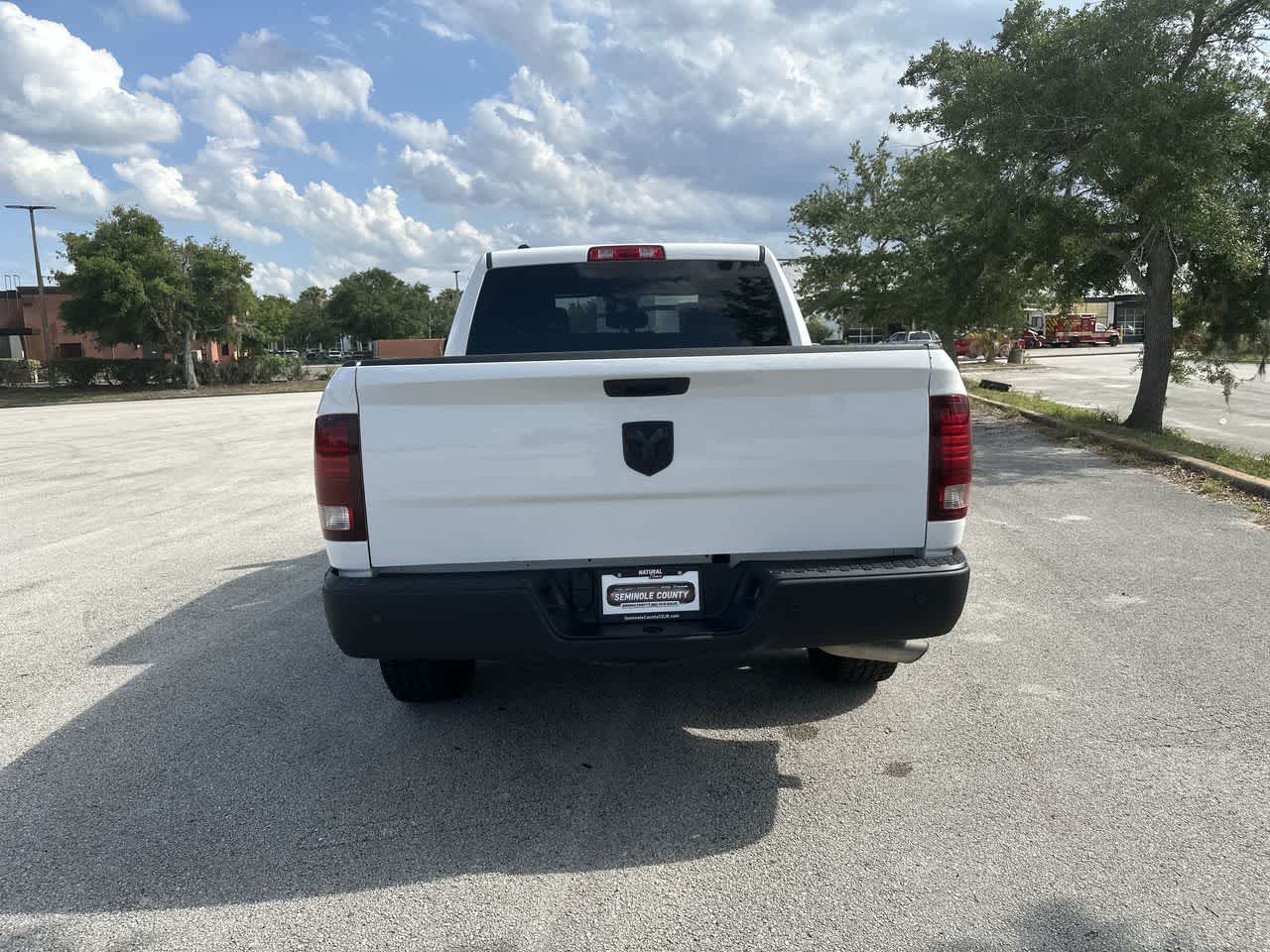 RAM 1500 Classic Warlock de 2024, cabina doble, tracción 4x2 y caja de 1,70 m