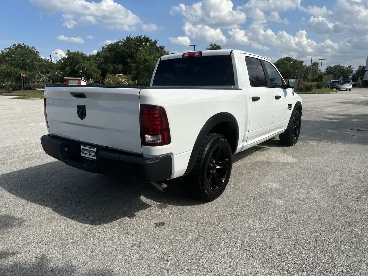 RAM 1500 Classic Warlock de 2024, cabina doble, tracción 4x2 y caja de 1,70 m