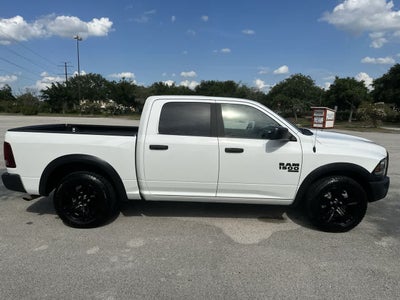 RAM 1500 Classic Warlock de 2024, cabina doble, tracción 4x2 y caja de 1,70 m