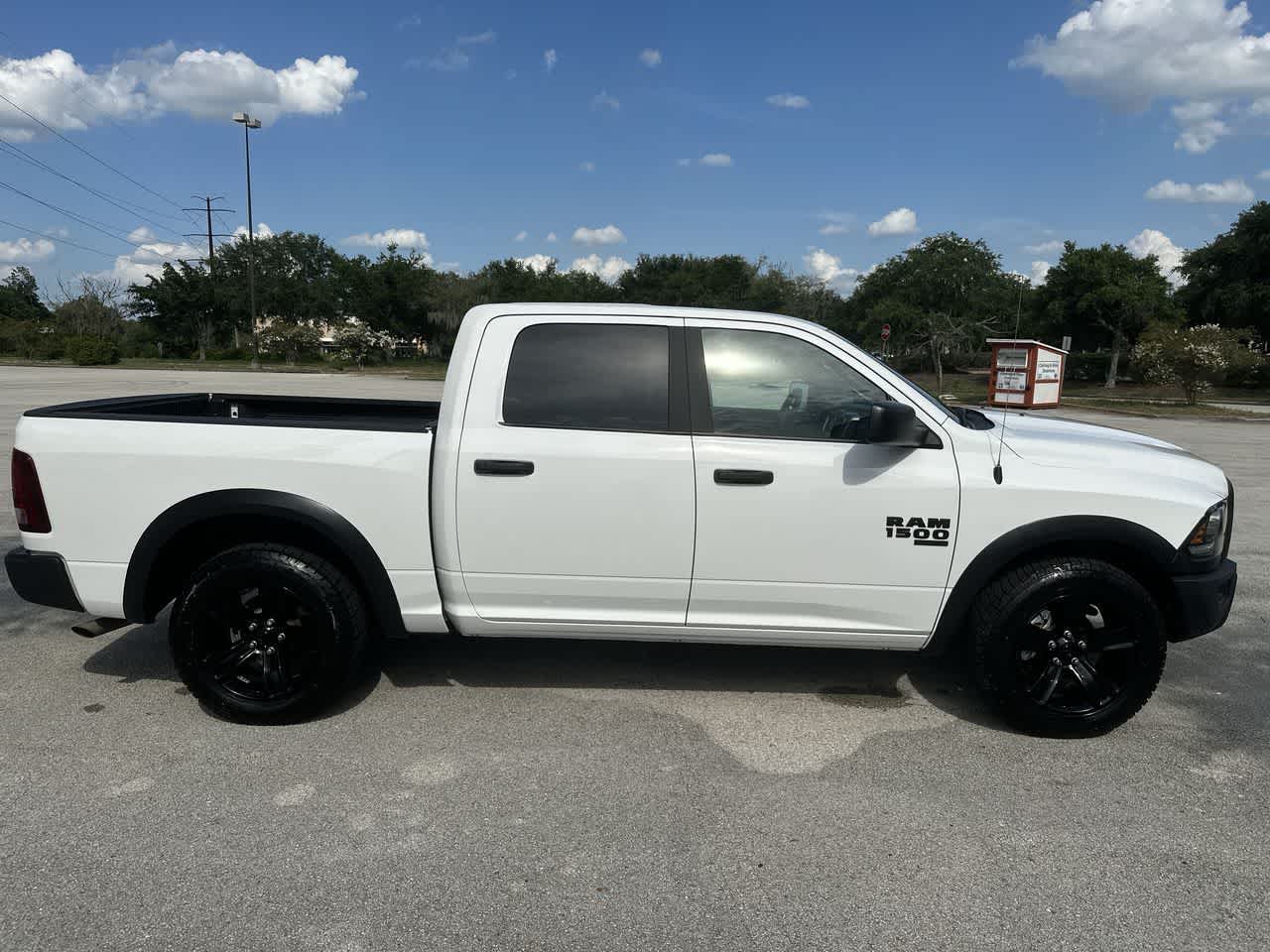 RAM 1500 Classic Warlock de 2024, cabina doble, tracción 4x2 y caja de 1,70 m