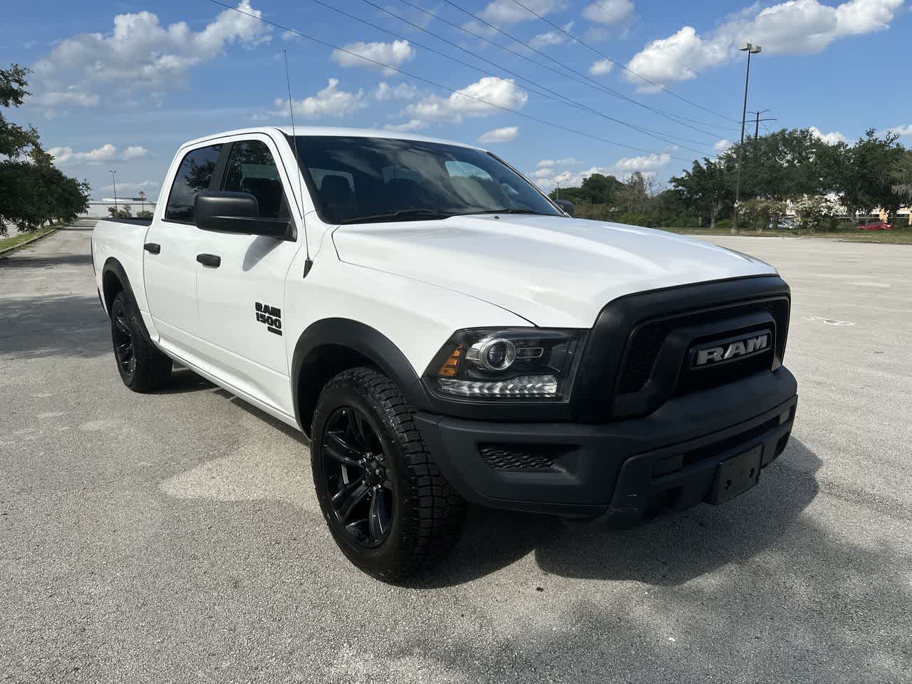 RAM 1500 Classic Warlock de 2024, cabina doble, tracción 4x2 y caja de 1,70 m