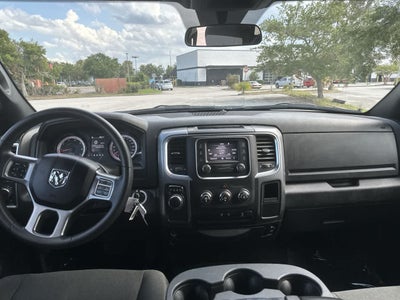 RAM 1500 Classic Warlock de 2024, cabina doble, tracción 4x2 y caja de 1,70 m