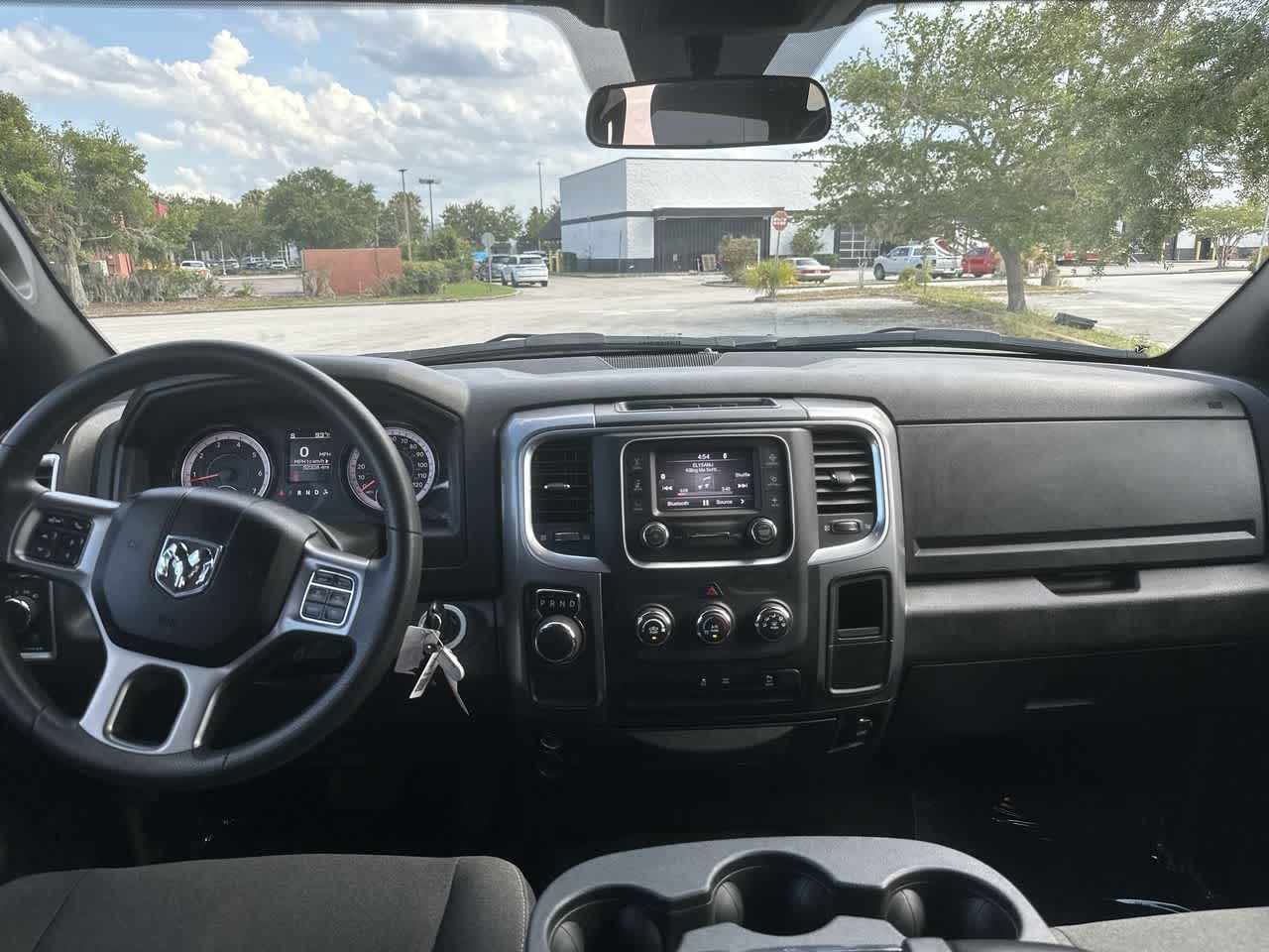 RAM 1500 Classic Warlock de 2024, cabina doble, tracción 4x2 y caja de 1,70 m