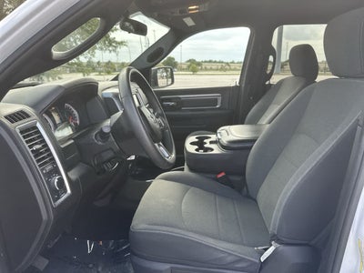 RAM 1500 Classic Warlock de 2024, cabina doble, tracción 4x2 y caja de 1,70 m