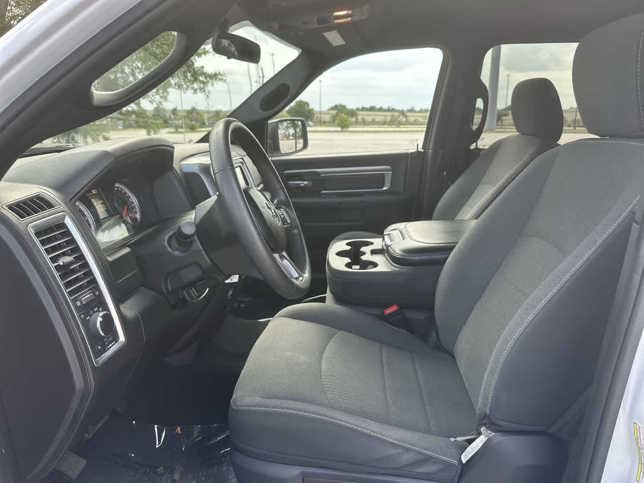 RAM 1500 Classic Warlock de 2024, cabina doble, tracción 4x2 y caja de 1,70 m