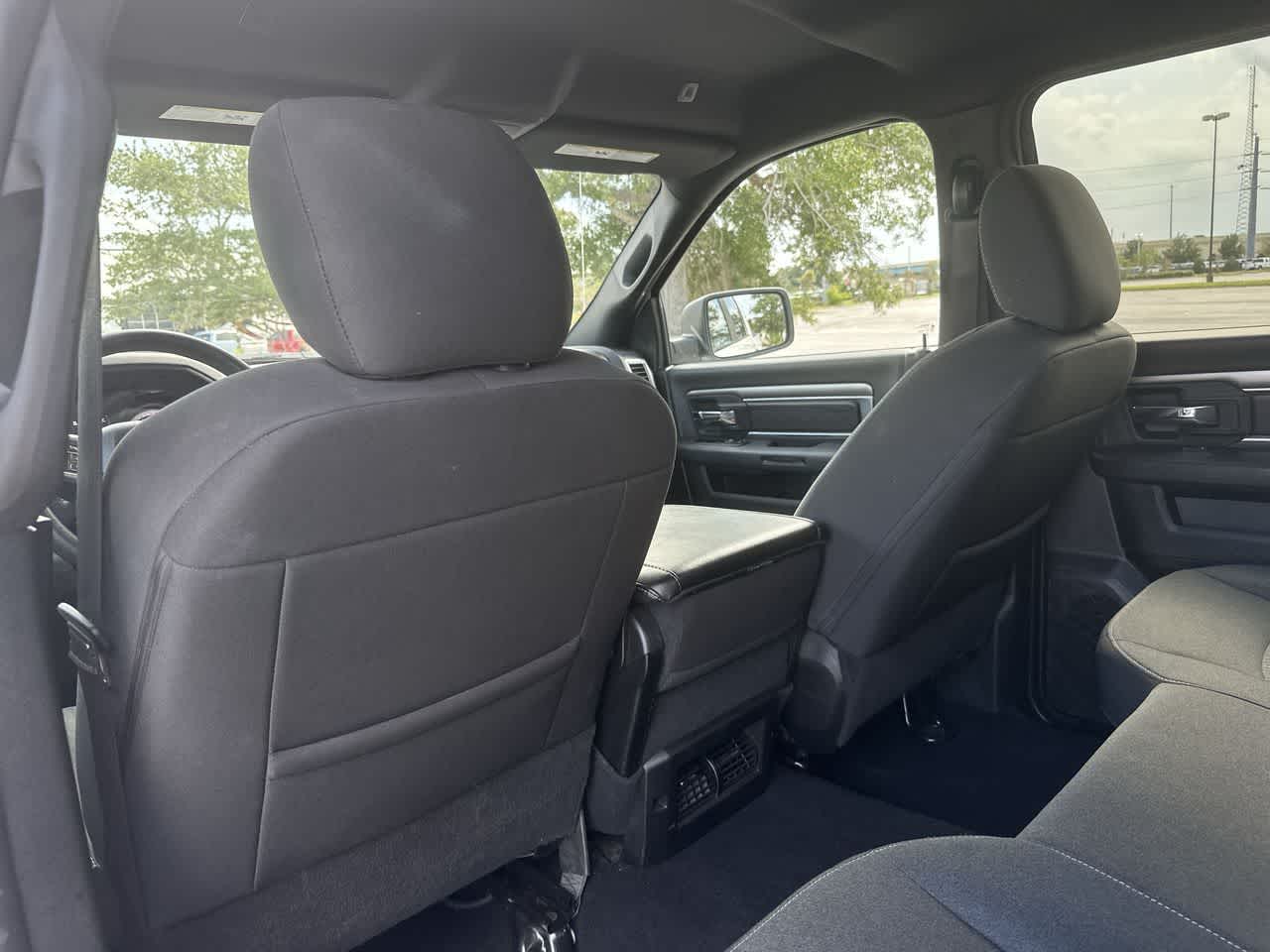 RAM 1500 Classic Warlock de 2024, cabina doble, tracción 4x2 y caja de 1,70 m
