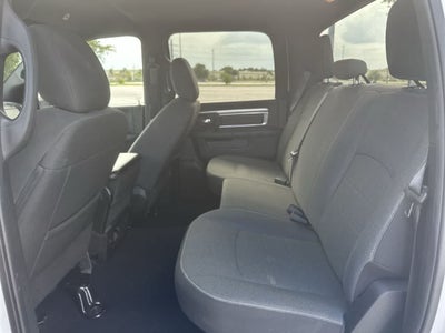 RAM 1500 Classic Warlock de 2024, cabina doble, tracción 4x2 y caja de 1,70 m