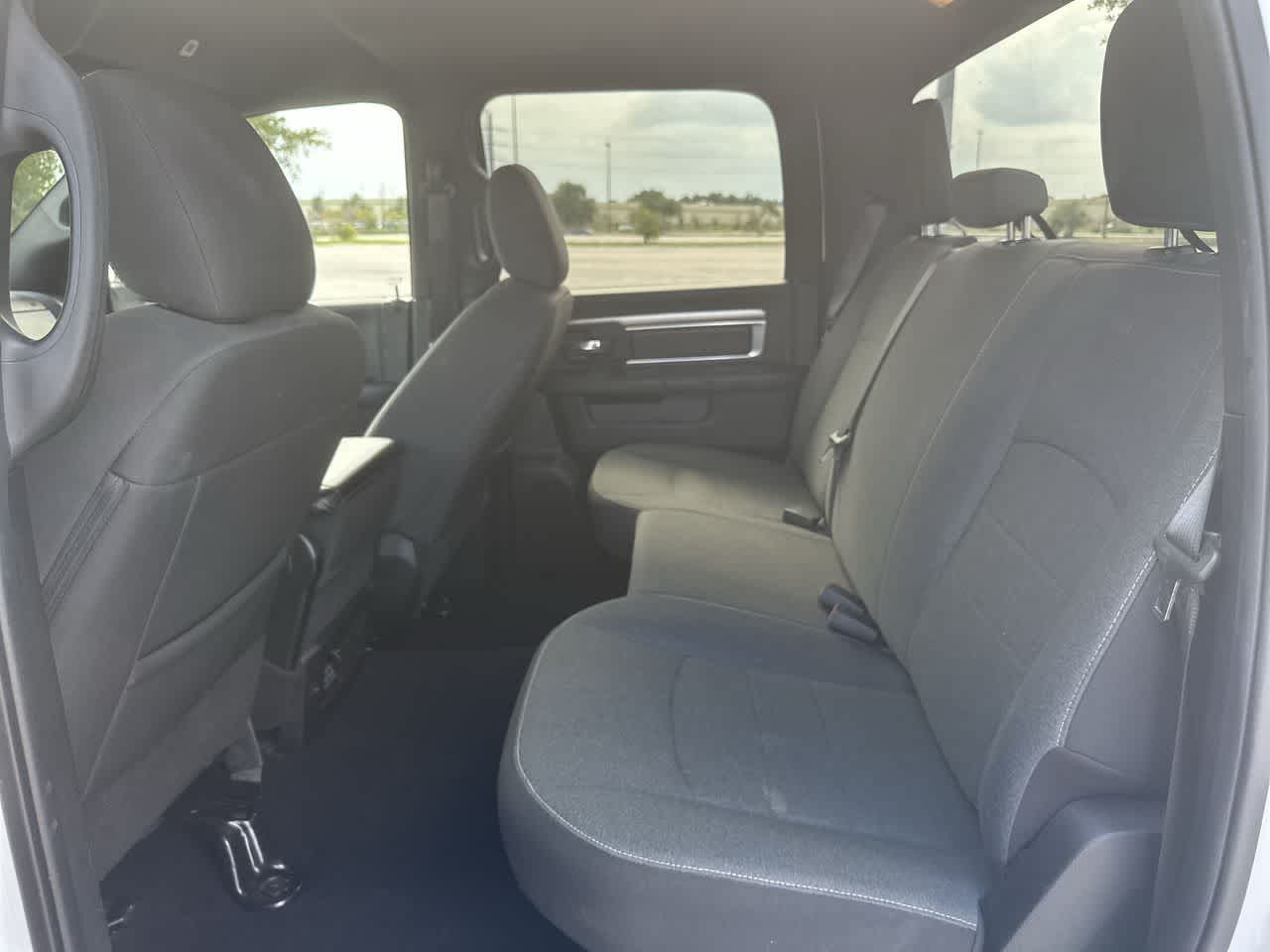 RAM 1500 Classic Warlock de 2024, cabina doble, tracción 4x2 y caja de 1,70 m