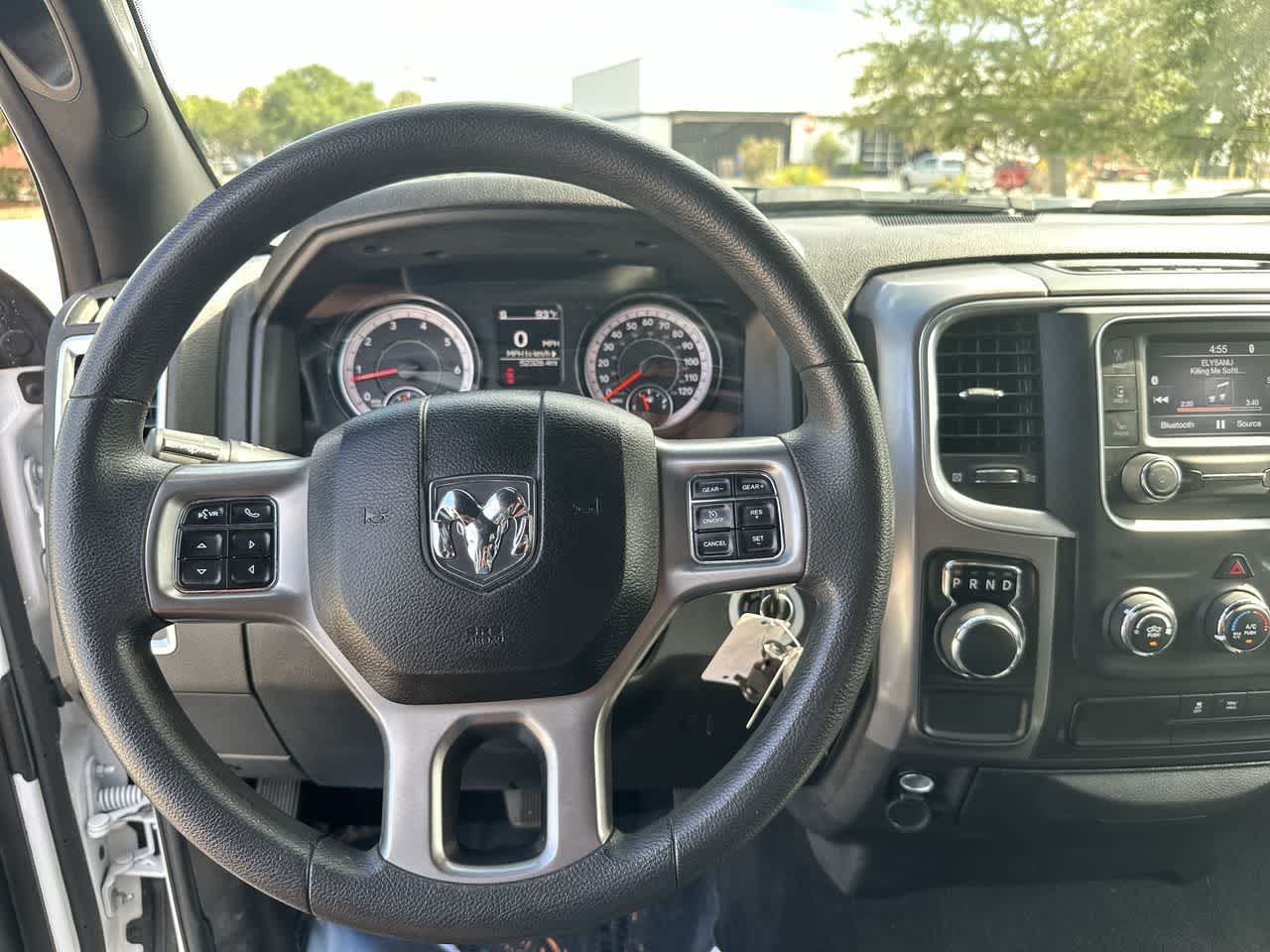 RAM 1500 Classic Warlock de 2024, cabina doble, tracción 4x2 y caja de 1,70 m