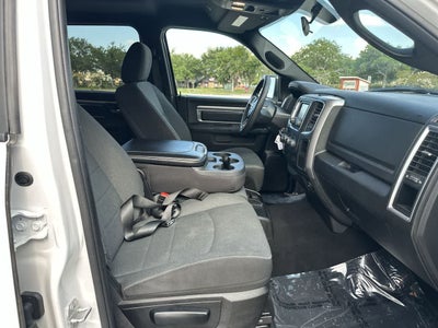 RAM 1500 Classic Warlock de 2024, cabina doble, tracción 4x2 y caja de 1,70 m