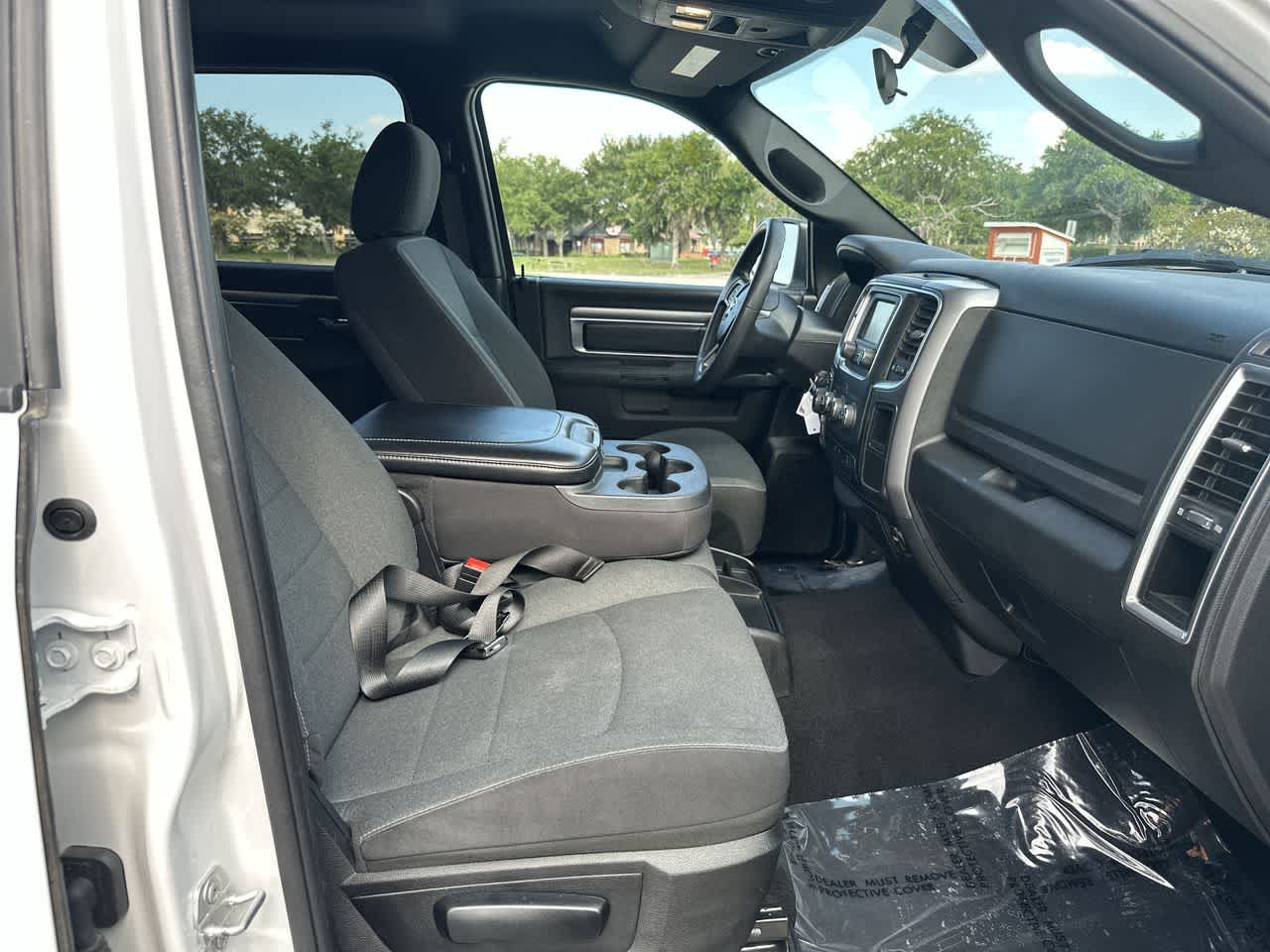 RAM 1500 Classic Warlock de 2024, cabina doble, tracción 4x2 y caja de 1,70 m