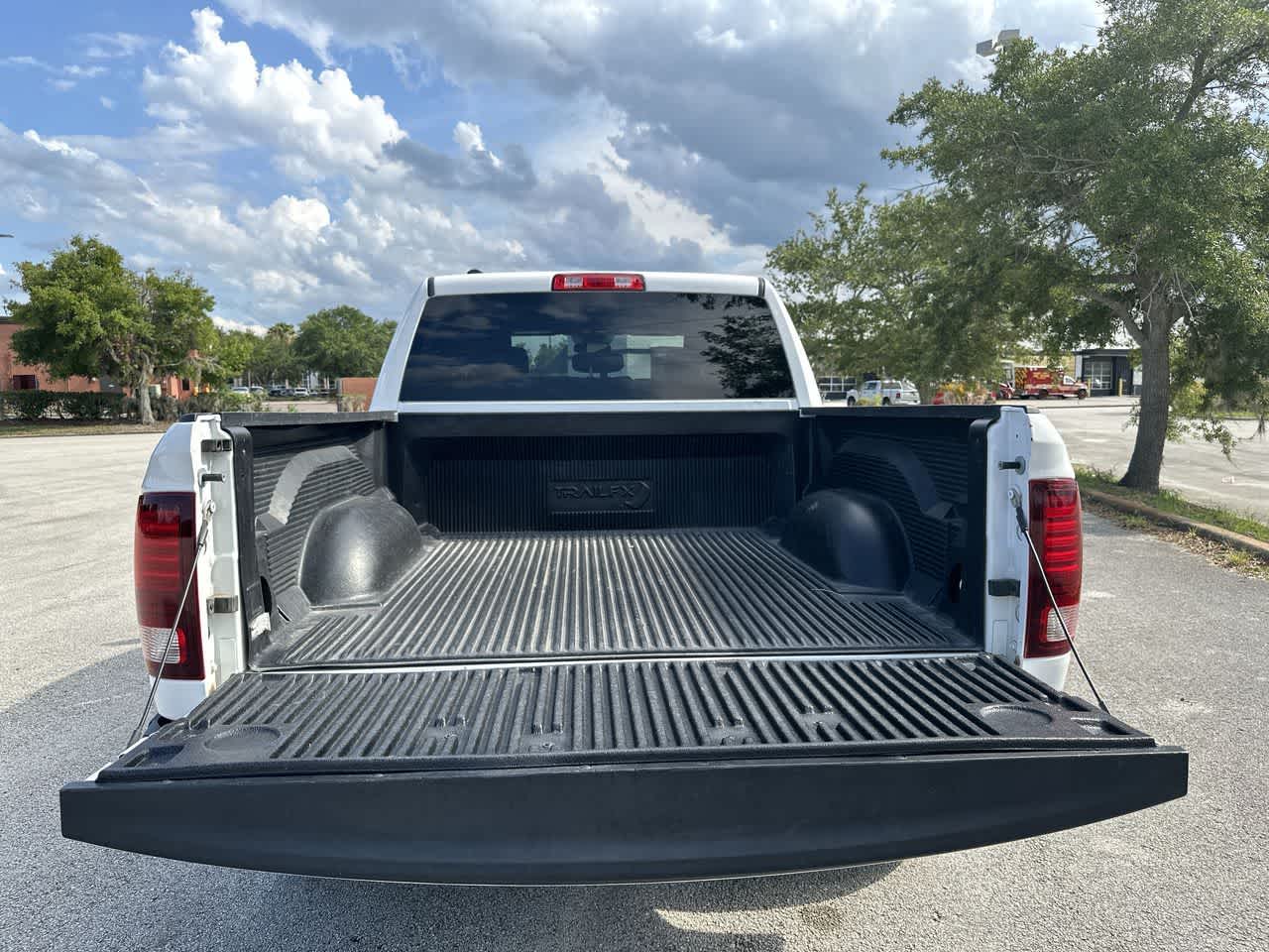 RAM 1500 Classic Warlock de 2024, cabina doble, tracción 4x2 y caja de 1,70 m