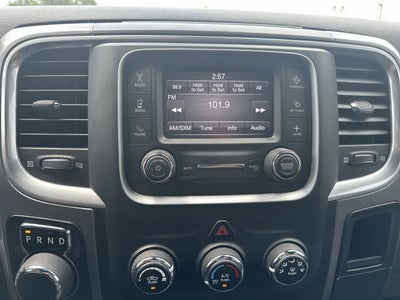 RAM 1500 Classic Warlock de 2024, cabina doble, tracción 4x2 y caja de 1,70 m
