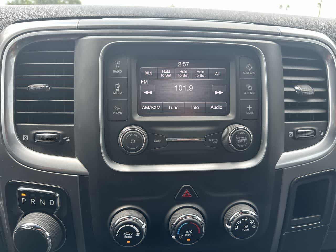 RAM 1500 Classic Warlock de 2024, cabina doble, tracción 4x2 y caja de 1,70 m