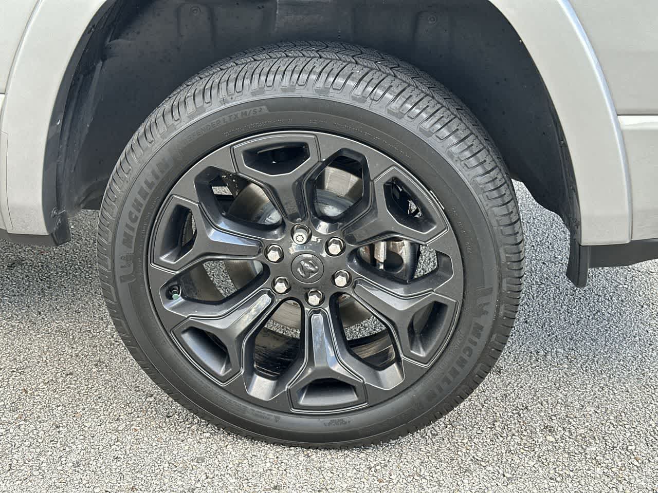 RAM 1500 Limited Crew Cab 4x2 de 2022 con caja de 5'7'