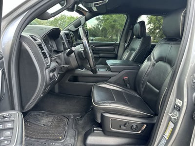 RAM 1500 Limited Crew Cab 4x2 de 2022 con caja de 5'7'