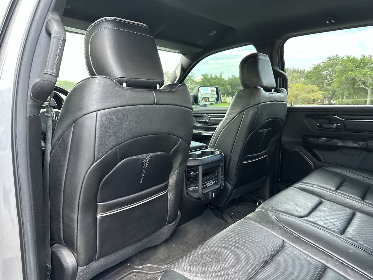 RAM 1500 Limited Crew Cab 4x2 de 2022 con caja de 5'7'