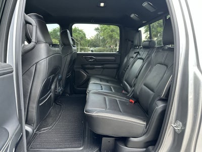 RAM 1500 Limited Crew Cab 4x2 de 2022 con caja de 5'7'