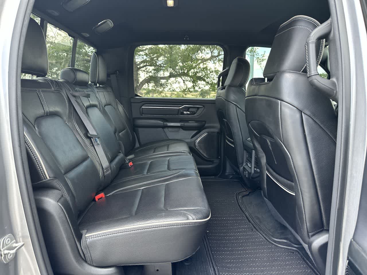 RAM 1500 Limited Crew Cab 4x2 de 2022 con caja de 5'7'