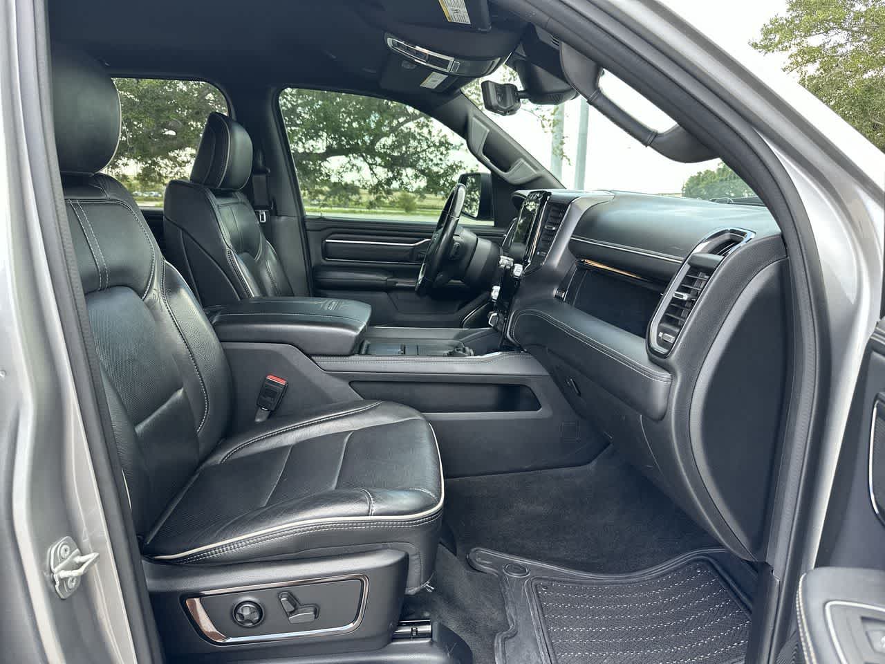 RAM 1500 Limited Crew Cab 4x2 de 2022 con caja de 5'7'