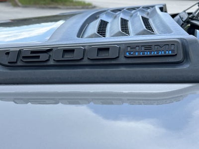 RAM 1500 Limited Crew Cab 4x2 de 2022 con caja de 5'7'
