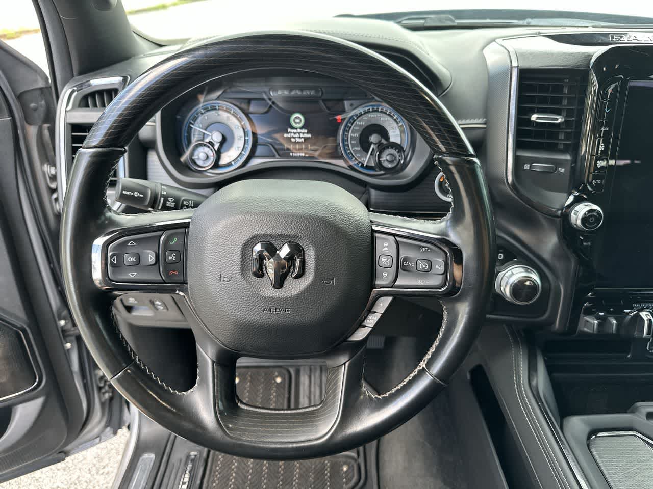 RAM 1500 Limited Crew Cab 4x2 de 2022 con caja de 5'7'