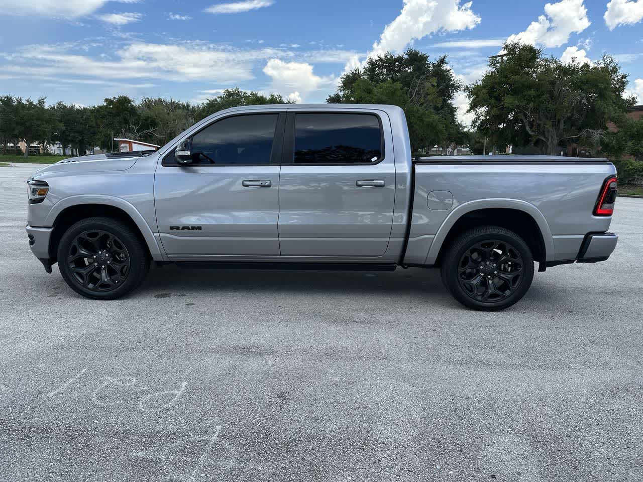 RAM 1500 Limited Crew Cab 4x2 de 2022 con caja de 5'7'