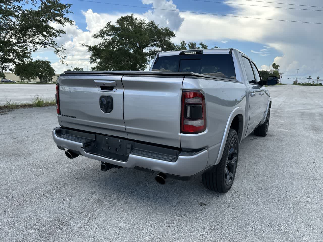 RAM 1500 Limited Crew Cab 4x2 de 2022 con caja de 5'7'