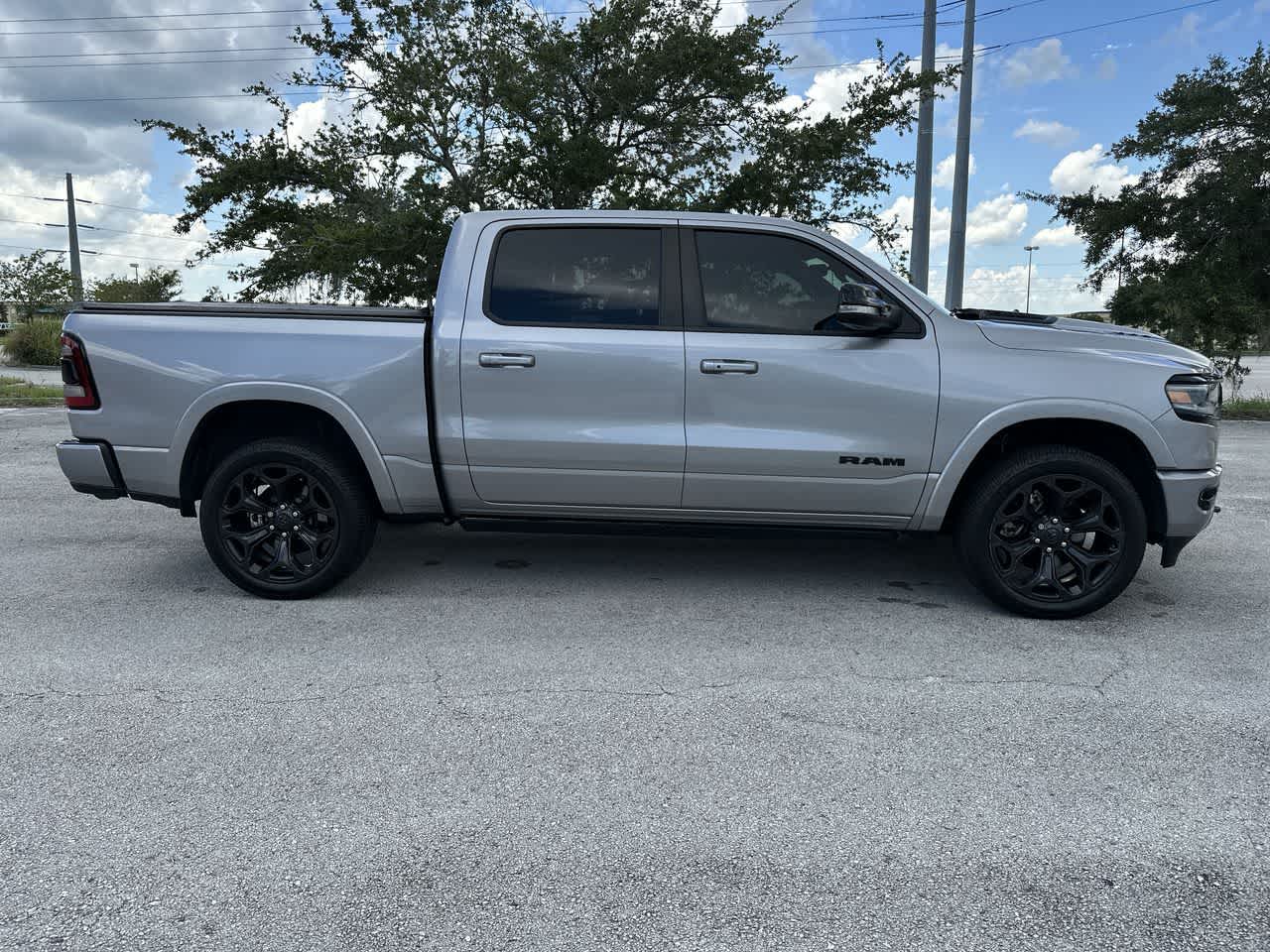 RAM 1500 Limited Crew Cab 4x2 de 2022 con caja de 5'7'