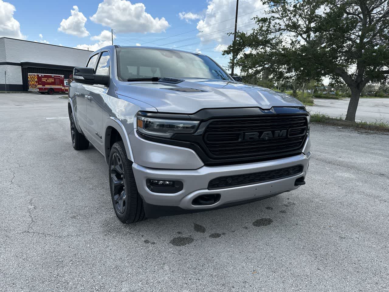 RAM 1500 Limited Crew Cab 4x2 de 2022 con caja de 5'7'