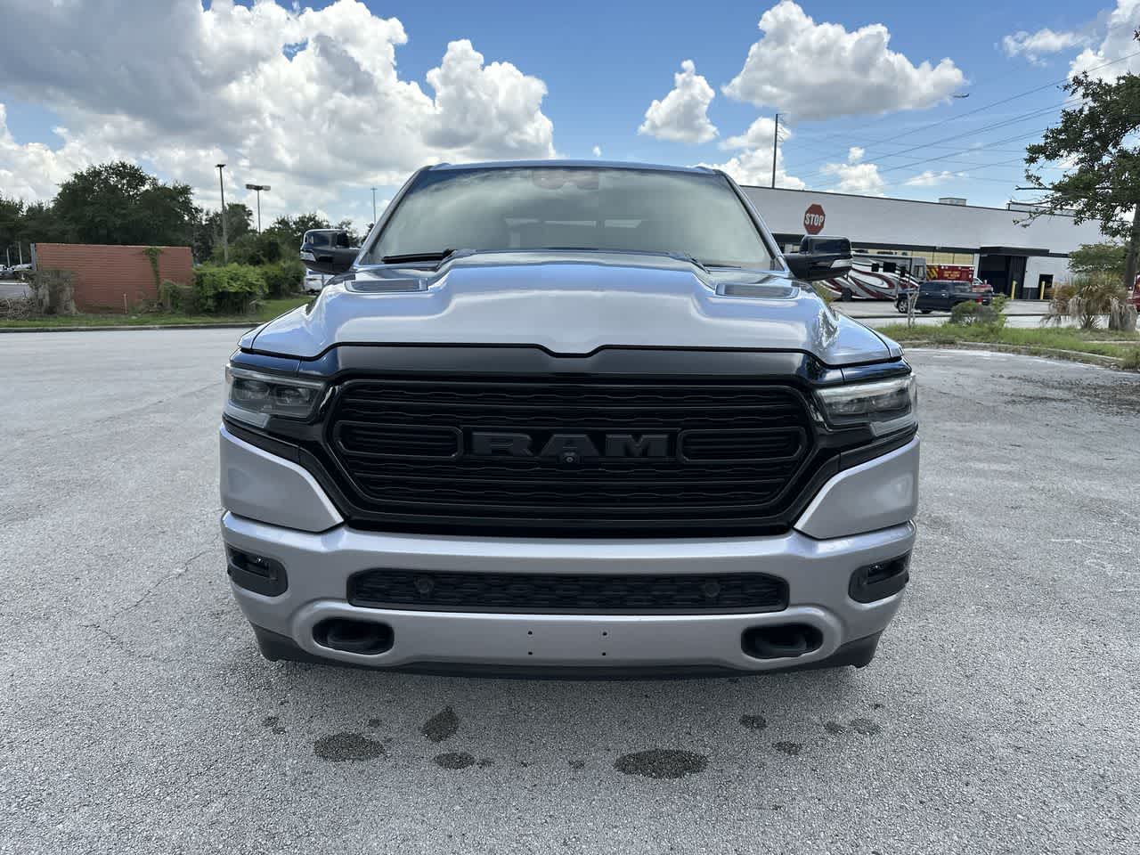 RAM 1500 Limited Crew Cab 4x2 de 2022 con caja de 5'7'